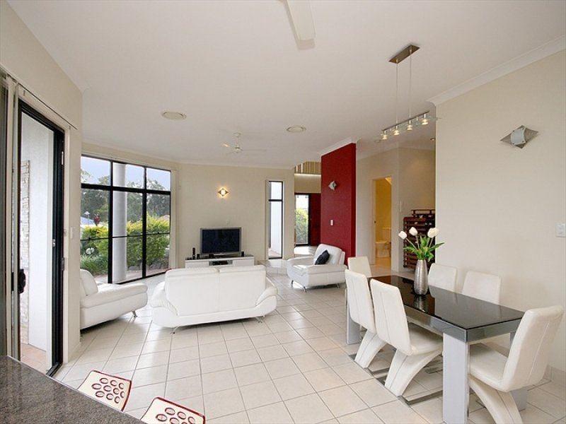 2 Amorosa Ct, Eatons Hill QLD 4037