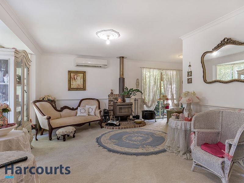 45 Eucumbene Dr, Petrie QLD 4502