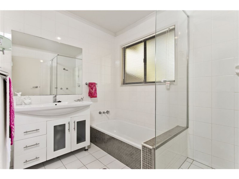 101 Plucks Rd, Arana Hills QLD 4054