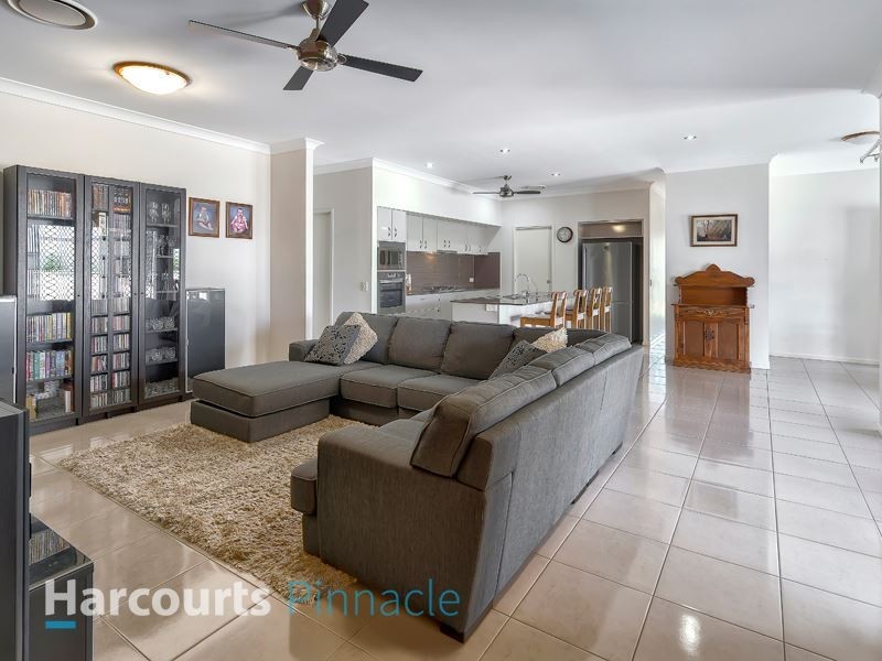 8 Seeana Crescent, Bridgeman Downs QLD 4035