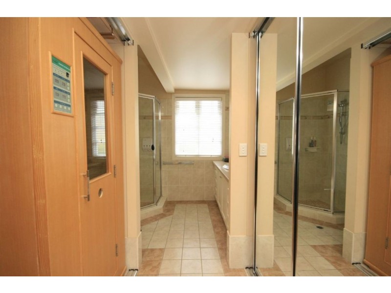 272 Rode Rd, Wavell Heights QLD 4012