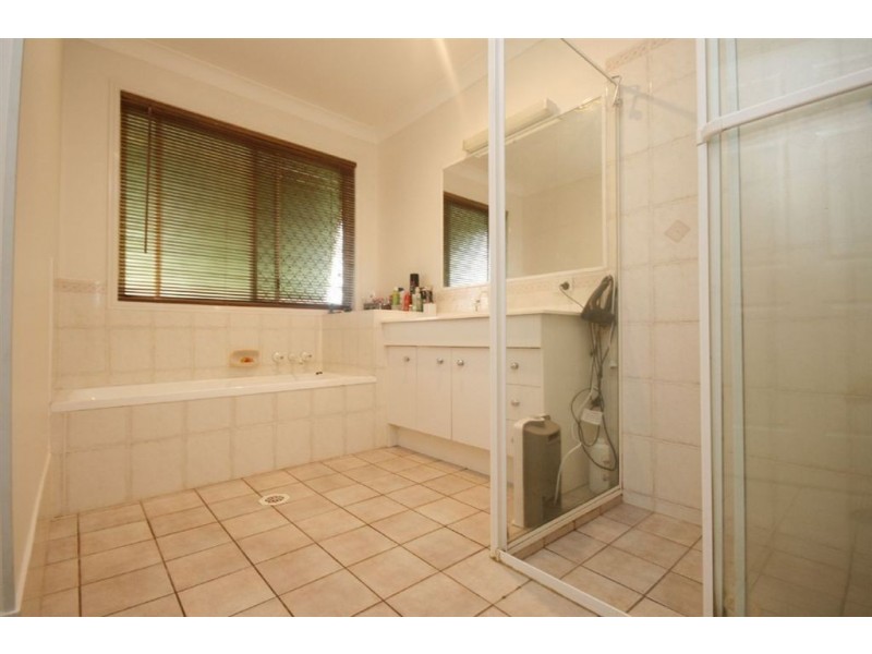 8 Avandel Court, Eatons Hill QLD 4037