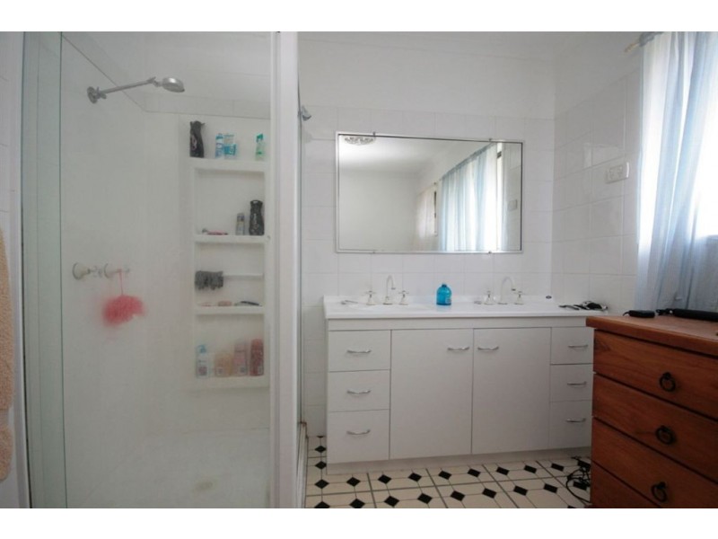 2 Folkstone Av, Albany Creek QLD 4035