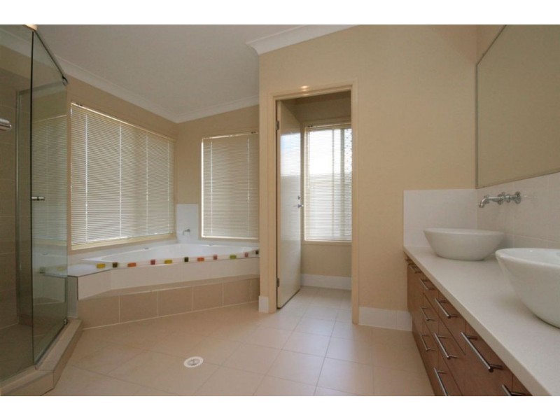 33 Caribou Cr, Fitzgibbon QLD 4018