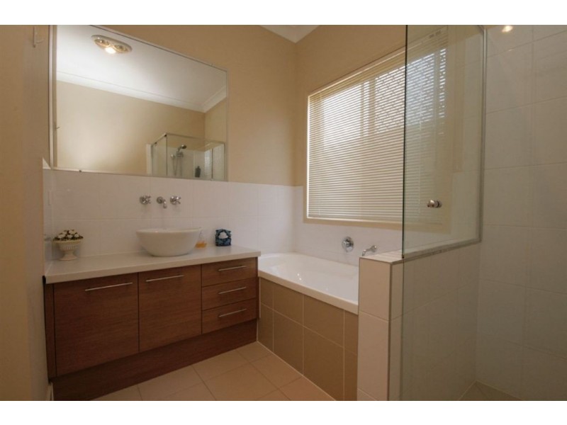 33 Caribou Cr, Fitzgibbon QLD 4018