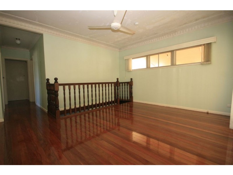 8 Eastbourne St, Chermside West QLD 4032
