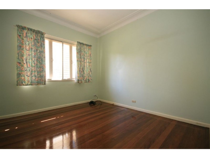 8 Eastbourne St, Chermside West QLD 4032