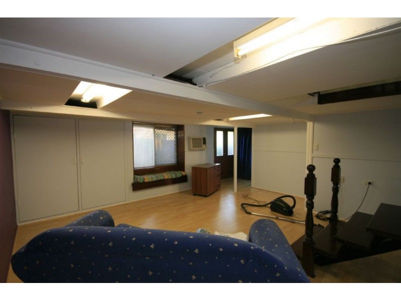 8 Eastbourne St, Chermside West QLD 4032
