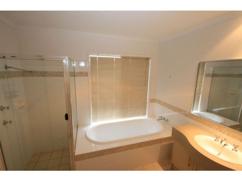 8 Brigalow Cl, Bridgeman Downs QLD 4035