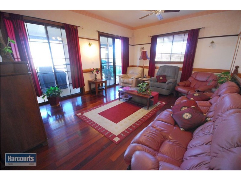 1 Woodmere St, Ferny Hills QLD 4055