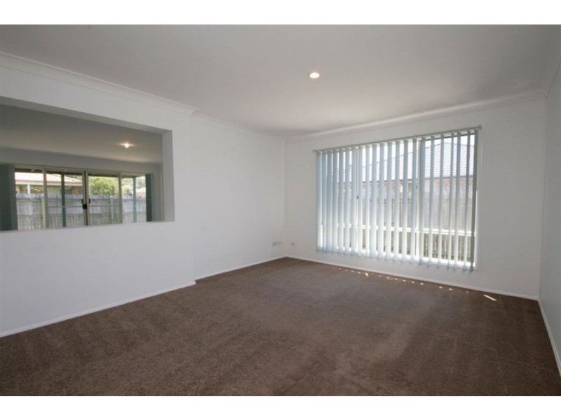 16 Grevillea Pl, Bridgeman Downs QLD 4035