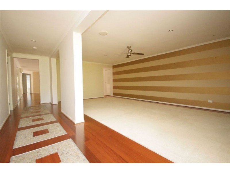 8 Brigalow Cl, Bridgeman Downs QLD 4035