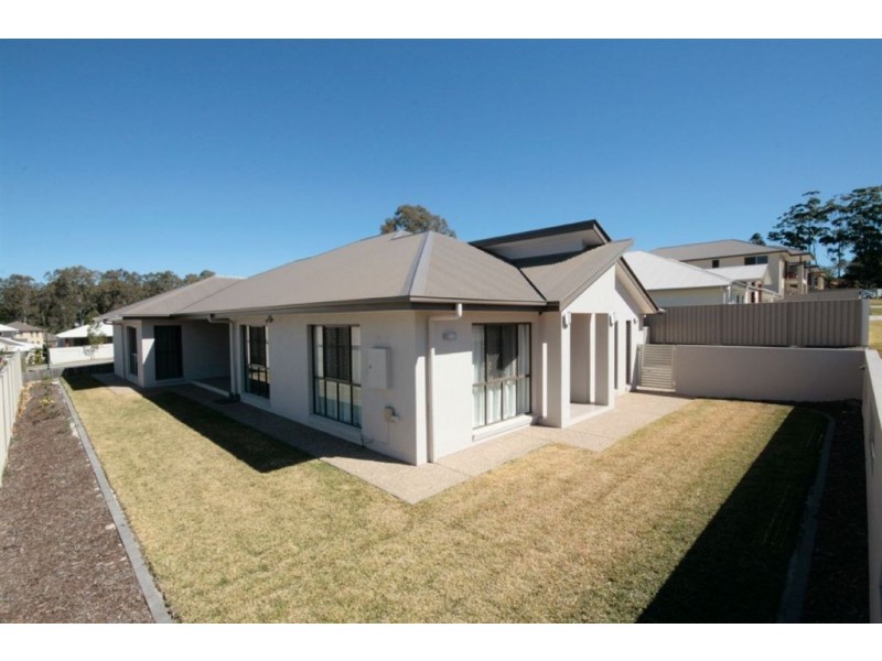 8 Seeana Cr, Bridgeman Downs QLD 4035