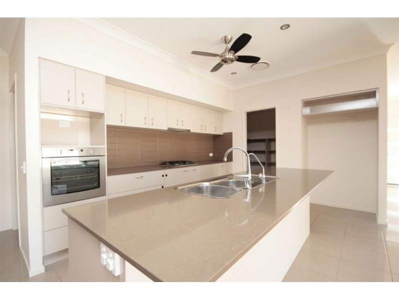 8 Seeana Cr, Bridgeman Downs QLD 4035
