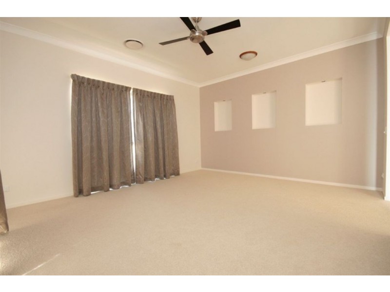 8 Seeana Cr, Bridgeman Downs QLD 4035