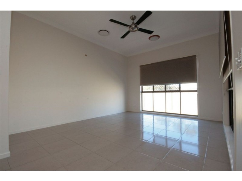 8 Seeana Cr, Bridgeman Downs QLD 4035