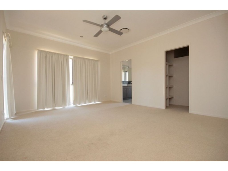 8 Seeana Cr, Bridgeman Downs QLD 4035