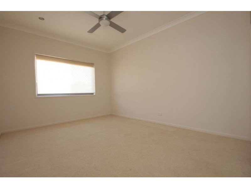 8 Seeana Cr, Bridgeman Downs QLD 4035