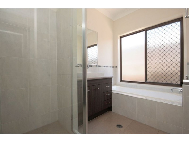8 Seeana Cr, Bridgeman Downs QLD 4035