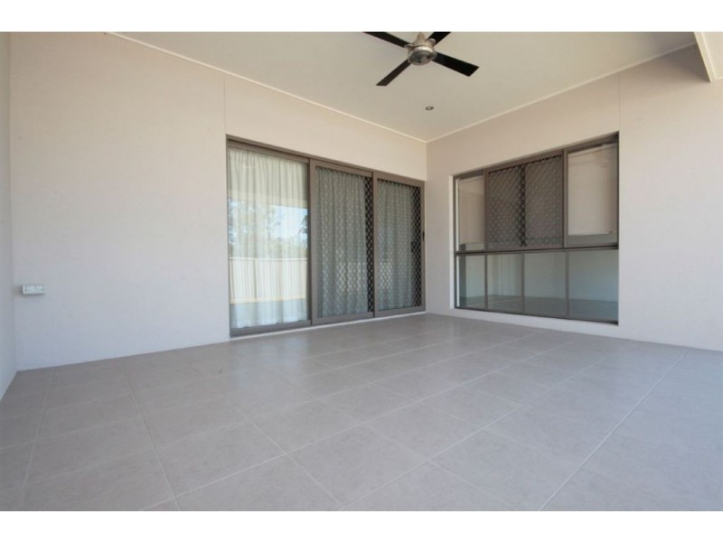 8 Seeana Cr, Bridgeman Downs QLD 4035