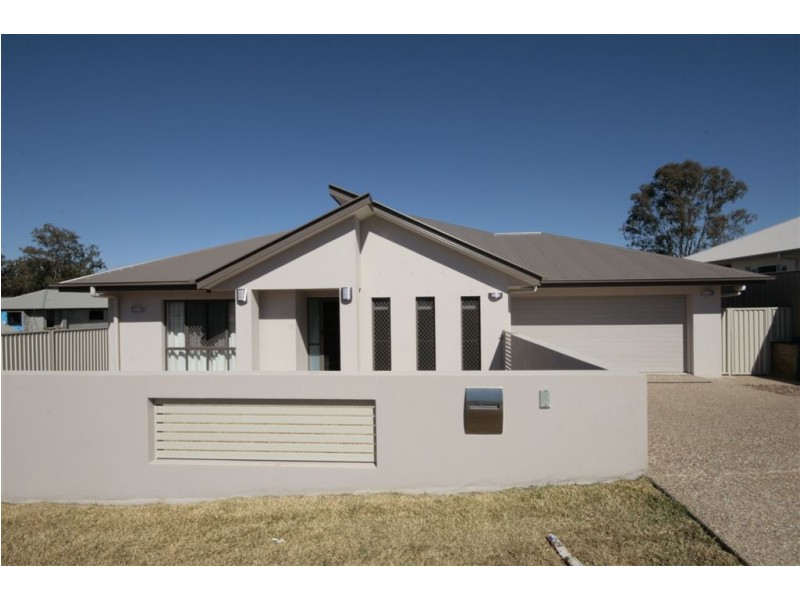 8 Seeana Cr, Bridgeman Downs QLD 4035