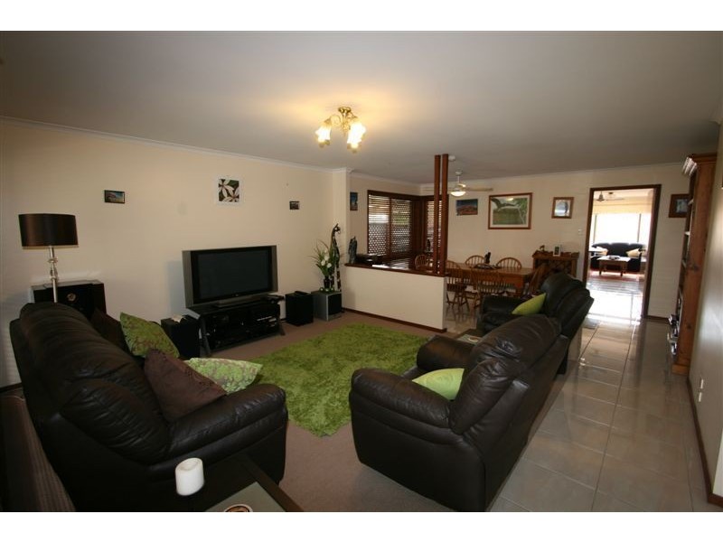 2 Dylan Court, Sandstone Point QLD 4511
