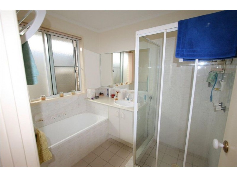 1/8 Dianthus Ave, Banksia Beach QLD 4507