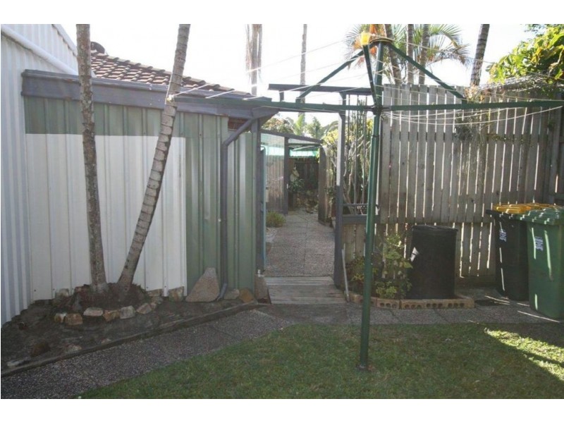 1/8 Dianthus Ave, Banksia Beach QLD 4507