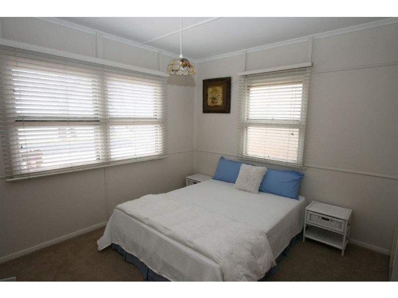 113 Biggs Ave, Beachmere QLD 4510