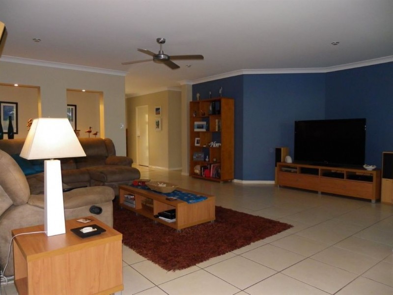 273 Bestmann Rd, Sandstone Point QLD 4511