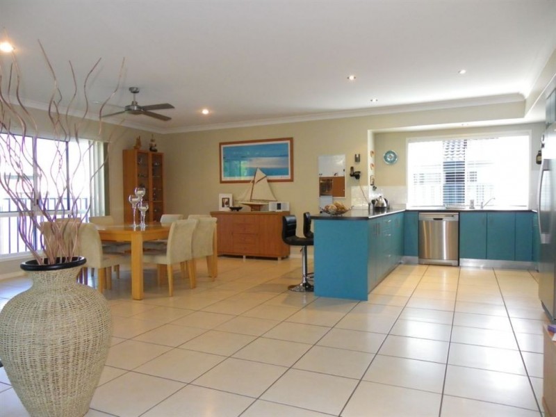 273 Bestmann Rd, Sandstone Point QLD 4511
