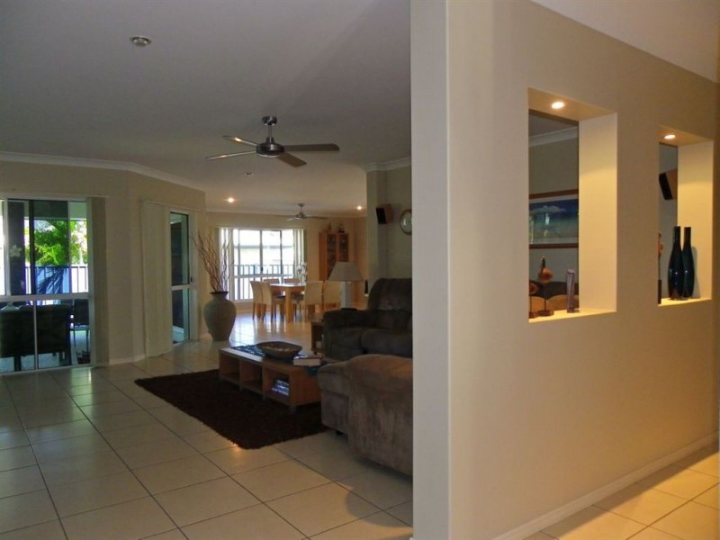 273 Bestmann Rd, Sandstone Point QLD 4511