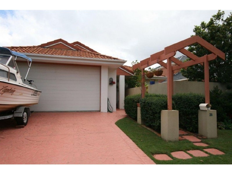 35 Dugong Cres, Banksia Beach QLD 4507