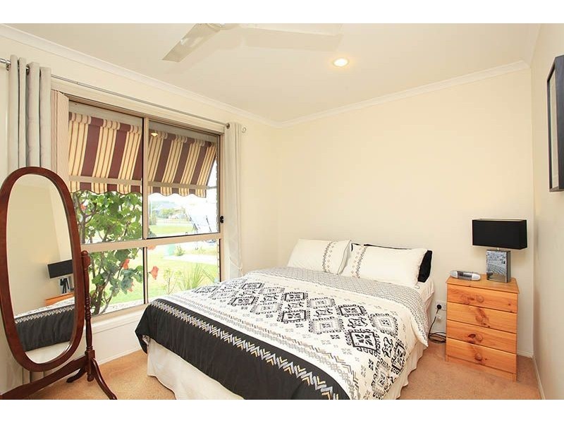 8 Clovelly Place, Sandstone Point QLD 4511