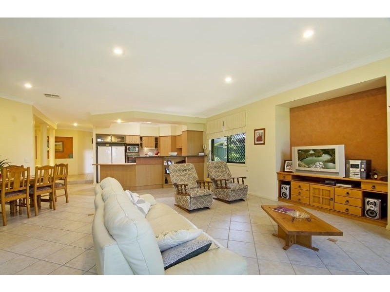 6 Seabreeze Ave, Banksia Beach QLD 4507