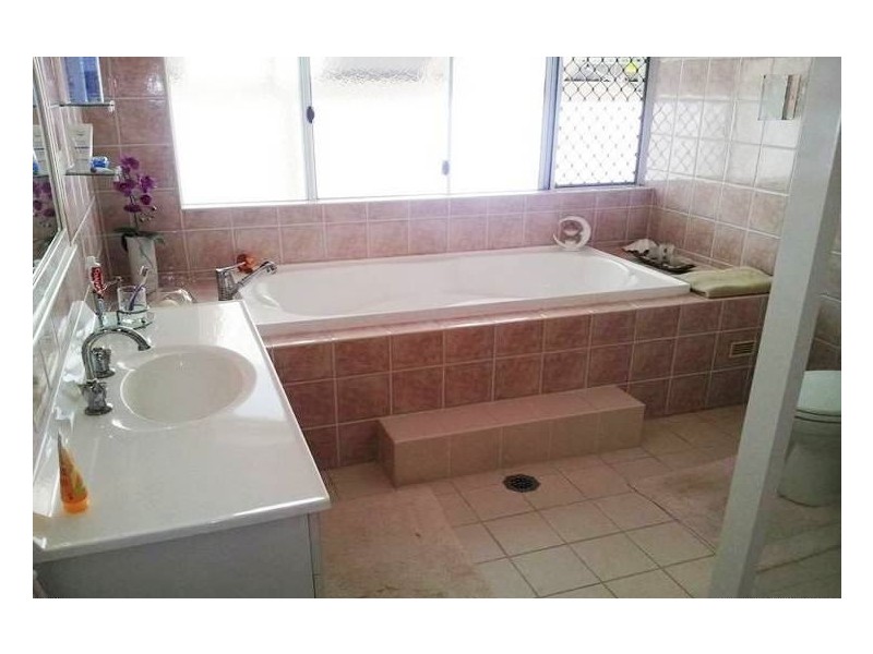18 Anchor Court, Banksia Beach QLD 4507