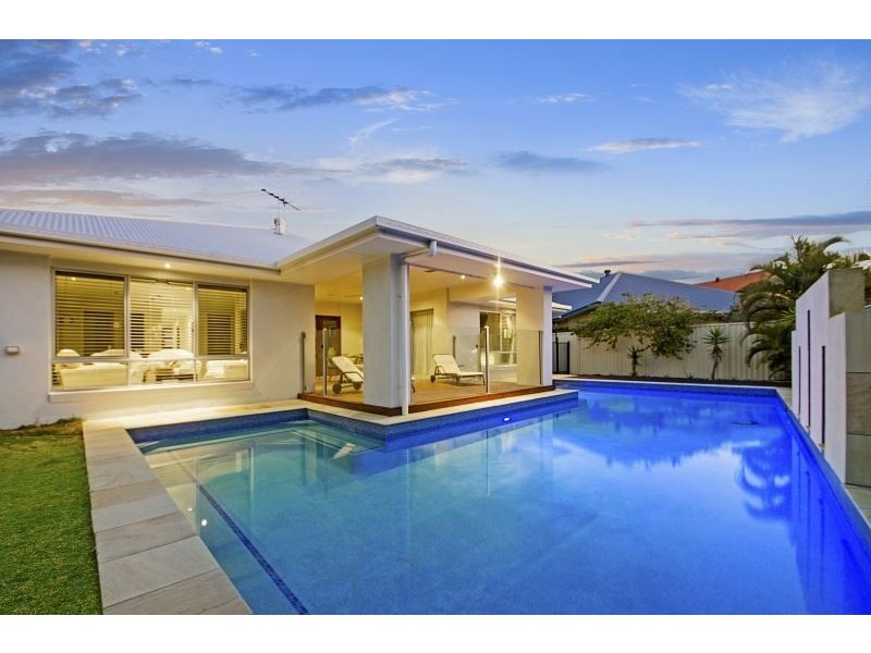 7 Fulmar Cr, Banksia Beach QLD 4507