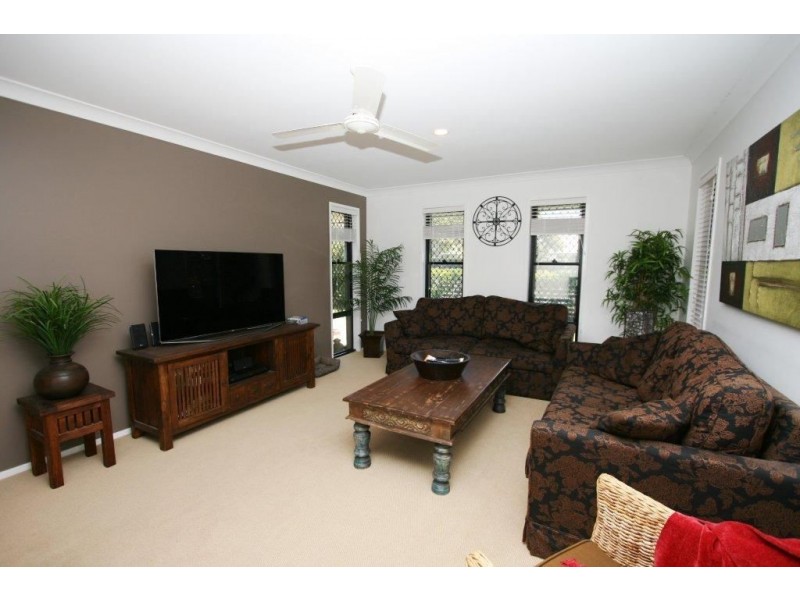 11 Bondi Crt, Sandstone Point QLD 4511