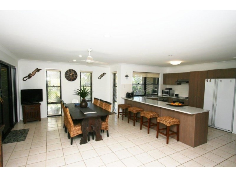 11 Bondi Crt, Sandstone Point QLD 4511