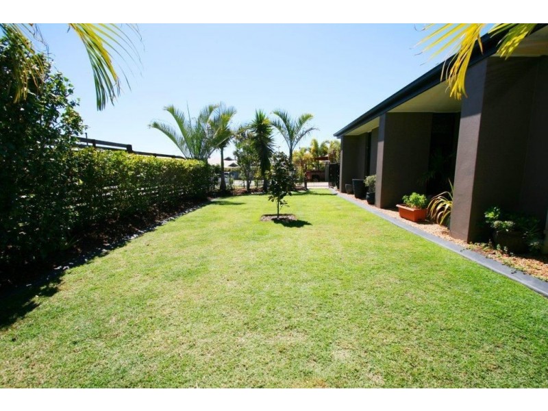 11 Bondi Crt, Sandstone Point QLD 4511