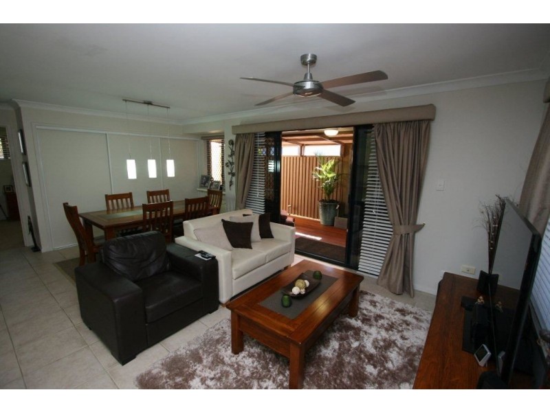 5 Seabreeze Ct, Sandstone Point QLD 4511