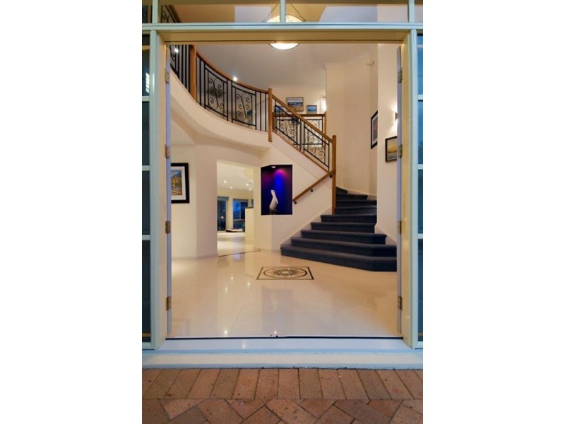 1 Castaway Ct, Banksia Beach QLD 4507