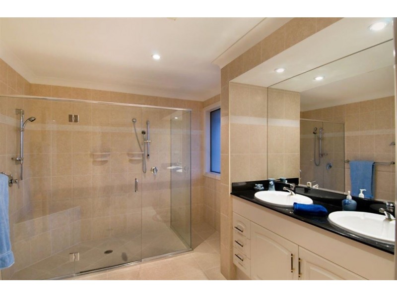 1 Castaway Ct, Banksia Beach QLD 4507