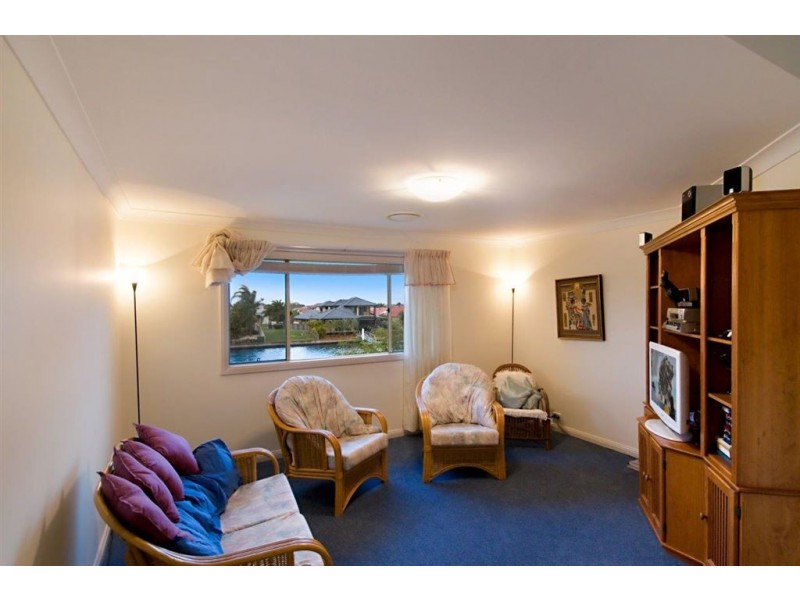 1 Castaway Ct, Banksia Beach QLD 4507