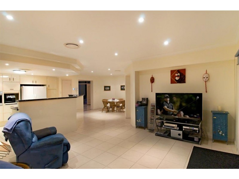 1 Castaway Ct, Banksia Beach QLD 4507