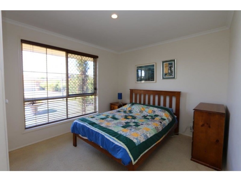 49 Seaforth St, Sandstone Point QLD 4511