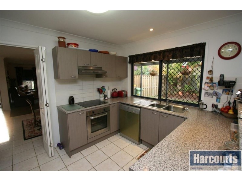 25 Reeders St, Sandstone Point QLD 4511