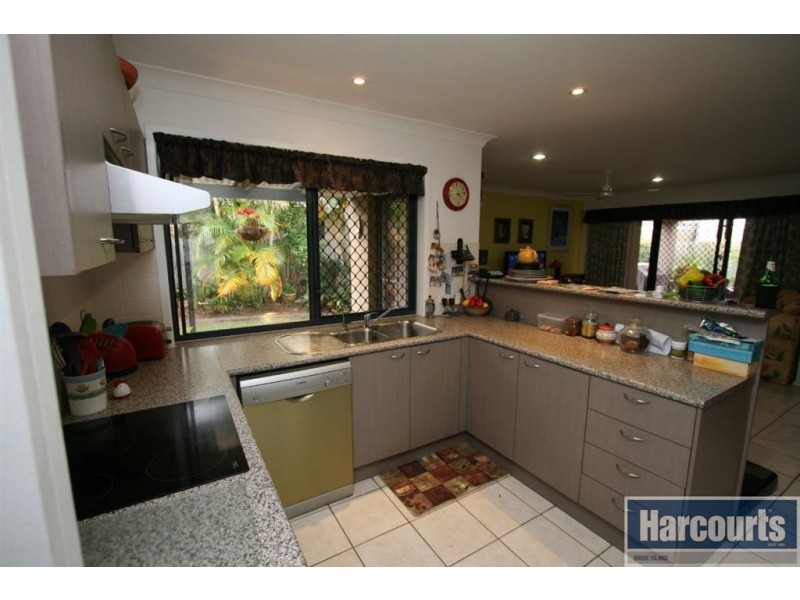 25 Reeders St, Sandstone Point QLD 4511