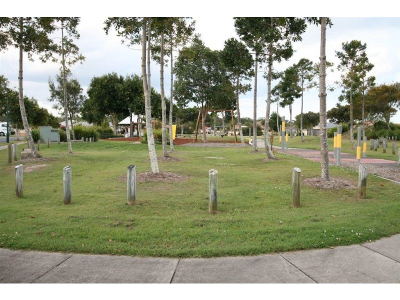 25 Reeders St, Sandstone Point QLD 4511