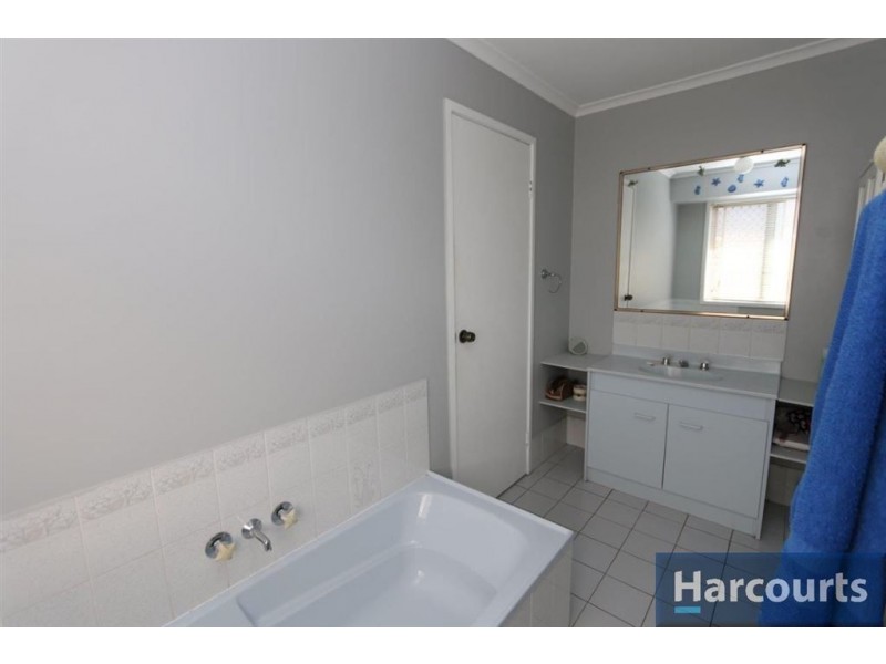 4 Trent Crt, Sandstone Point QLD 4511